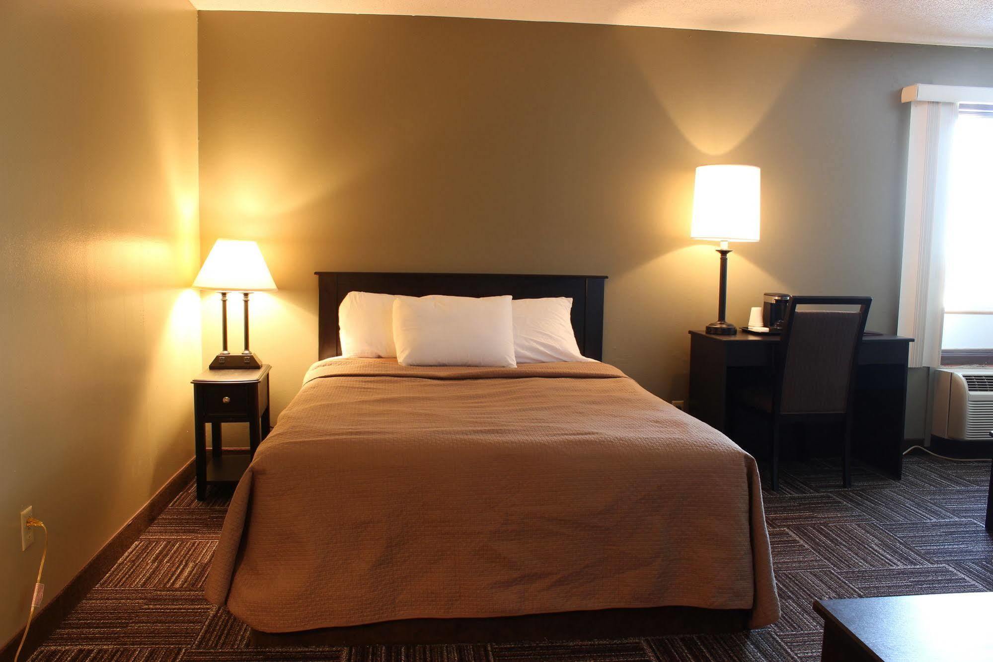 Sunlac Inn Девилс Лейк Екстериор снимка